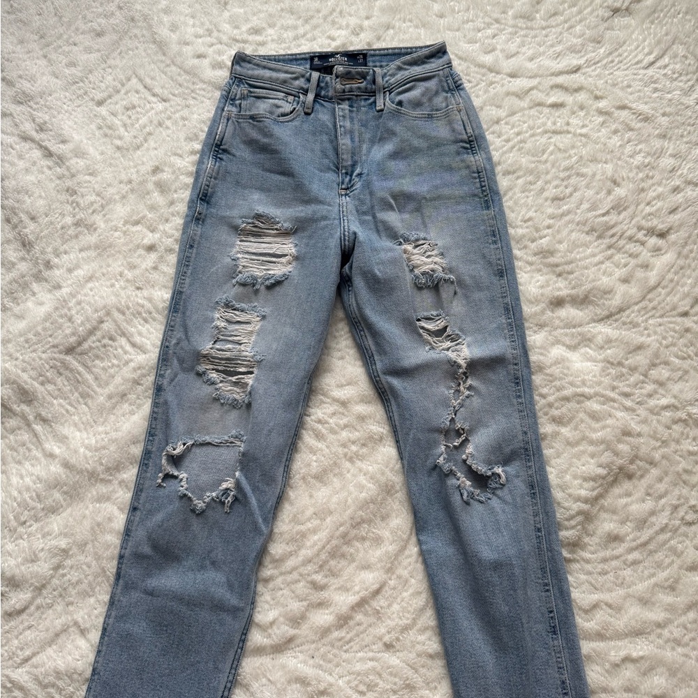 Hollister Curvy Ultra High-Rise Mom Jeans – Flattering Fit